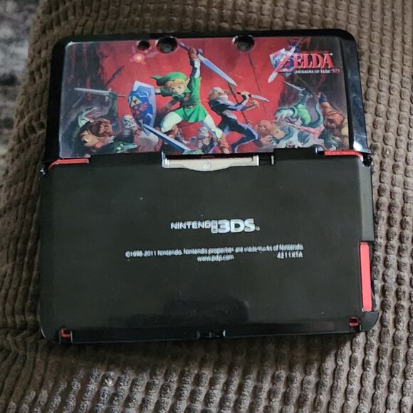 Nintendo 3DS with original box paperwork and extras - Picture 4 of 9